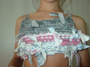 3-top tricotado com tiras de tecido-desperdíos.JPG