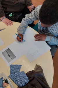 Os alunos a partir de imagens dos moinhos existentes na praia fluvial, elaboraram o desenho com lápis na folha de papel.