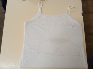 Sobreposição do desenho numa camisola branca para posterior preenchimento com tecidos coloridos.