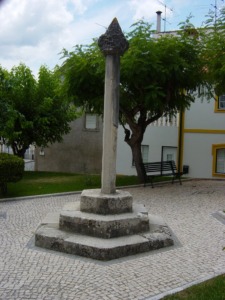 Pelourinho de Vila Nova de Anços, situado no jardim da Praça, no centro da vila.