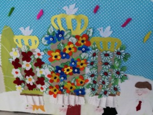 Meninas com cesto, flores, pão e coroa dos Tabuleiros.