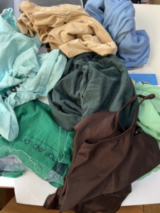 Materiais usados: roupas e lençóis trazidos de casa, linhas, cartão de uma empresa (desperdício)