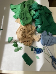 Materiais usados: roupas e lençóis trazidos de casa, linhas, cartão de uma empresa (desperdício)