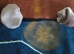 Pormenor do mar feito de ganga e as rochas de meias e tecido cinzento