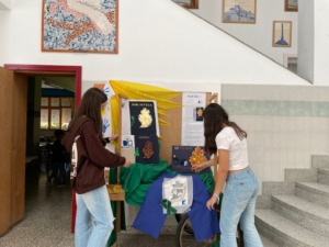 O ECO-CORAÇÃO junta-se a outros para dar brilho ao Átrio da Escola...