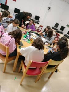 A costurar os individuais na biblioteca.