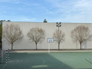 Fotografia do recinto escolar que serviu de inspiração.