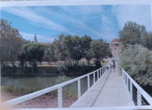 Ponte suspensa no Rito Sorraia na zona Ribeirinha em Benavente, perto da Câmara Municipal de Benavente e do centro histórico.