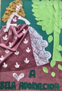 A renda do vestido e adornos retirados de uma cortina.
