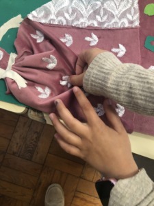 Colagem dos adorno no vestido.