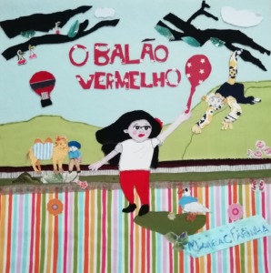 A foto mostra o painel construído com tecidos variados em final de vida, a partir da capa do livro infantil "O Balão Vermelho".