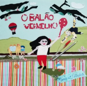A foto mostra o painel em tecido na sua globalidade, incorporando dois materiais de escrita usados com frequência.