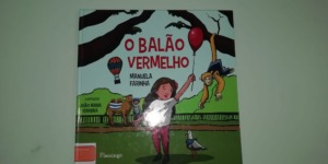 A foto mostra a capa do livro que serviu de inspiração à realização do painel. É um livro infantil da autora Manuela da Conceição Marinha e do ilustrador João Maria Ferreira, O Balão Vermelho.