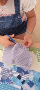 Recorte e colagem das roupas velhas com a colaboração das crianças