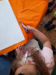 Depois de escolher a história o tecido que serviu de base para iniciar o trabalho