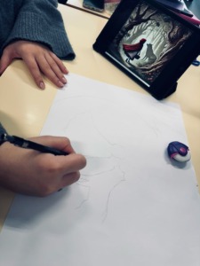 Alunos a desenhar o trabalho.