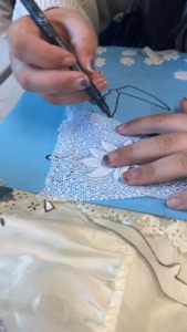 Aluna a desenhar os contornos do desenho.