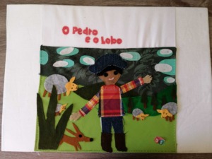 Fotografia do trabalho final de recriação da capa do livro Pedro e o Lobo.