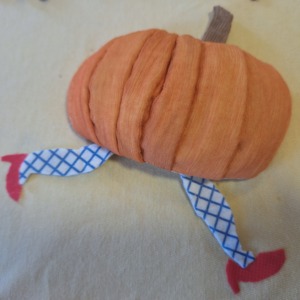 Cabacinha em tecido em 3D com pormenor das pernas e sapatos.