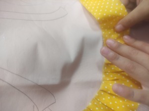 Colagem do folho do vestido da princesa.