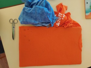 Angariação de roupas usadas que as crianças trouxeram de suas casas;