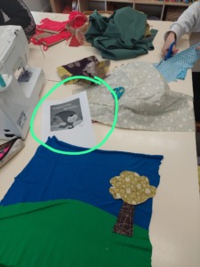 O título está em português do Brasil, no entanto no trabalho o título está escrito em português ensinado na escola.