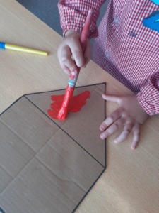 As crianças foram desafiadas a construir uma casa, simbolizando a sua casa de Família. Utilizando materiais que iriam para a reciclagem.