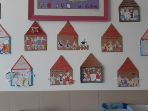 As casinhas foram expostas no hall de entrada de forma a que cada família pudesse identificar a criação de cada criança.