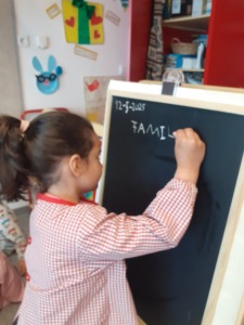 Para se celebrar o Dia da Família realizou-se um turbilhão de ideias sobre o tema. Foi proposto realizar uma Obra de Arte, surgiu a ideia de se utilizar os tecidos para a sua realização. O entusiasmo envolveu todos os grupos, culminando numa exposição.
