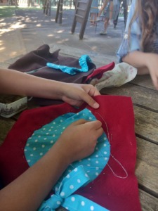 A coser
Coser com agulha as diferentes peças