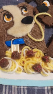 As almondegas com esparguete.
Os alunos utilizaram restinhos de lã para fazer o esparguete e as almôndegas. Fizeram pequenos pompons de lã que pintaram com tinta brilhante para fazer o molho de tomate.
