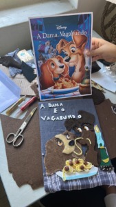 O original e a reprodução.
A capa do livro foi feita em tamanho original A4. Colocámos as duas lado a lado e a tesoura para mostrar.