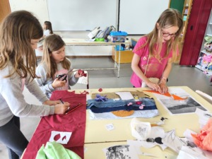 Primeiros passos do projeto: planeamento, escolha de materiais e muita concentração na recriação da capa de A Menina do Mar, de Sophia de Mello Breyner Andresen.