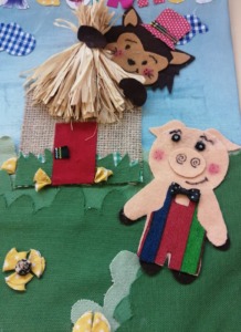 Casa de Palha, lobo e Porquinho com traje regional.

