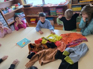 fizemos uma triagem das cores das roupas que precisávamos usar para fazer o trabalho