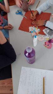 Os alunos fazem a montagem das personagens.