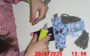 Pormenor da roupa do Monstro, em que se usou um padrão de uma camisa velha e os botões dessa mesma camisa.