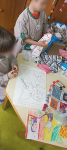 Aumentar a imagem desenhada para cartão A3 e escolha das peças de roupa que irão ser utilizadas para cada parte do trabalho.