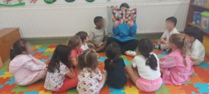 Momento de leitura da história do elefante Elmer