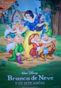 Capa do livro infantil "Branca de Neve e os Sete Anões".