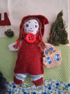 Pormenor da personagem tridimensional "Chapeuzinho Vermelho".