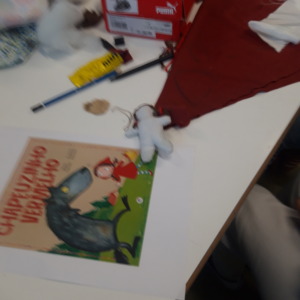 Criação da personagem "Chapeuzinho Vermelho", de forma tridimensional, em que os tecidos foram cosidos e, posteriormente, feito o seu enchimento.