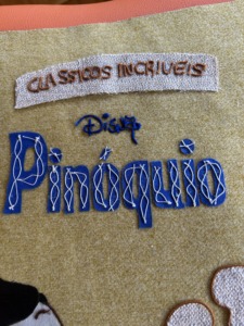 Pormenor das letras do titulo da obra, todas delineadas com linha