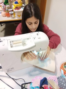 Retalhos unidos na máquina de costura, por uma aluna, deram vida à capa "O Capuchinho Vermelho"