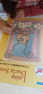 Transferência do desenho da capa para o papel vegetal.