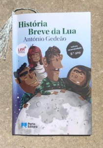 Livro “História Breve da Lua”, de António Gedeão. Faz parte do Plano Nacional de Leitura e é recomendado para o 8.º ano de escolaridade.