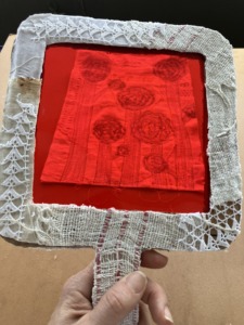 Roupas usadas não estão acabadas: com o filtro vermelho revela-se a floresta.