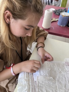 Roupas usadas não estão acabadas: alinhavar os  tecidos.