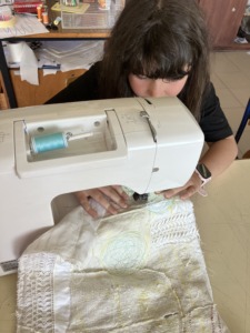 Roupas usadas não estão acabadas: Coser/bordar com máquina de costura.