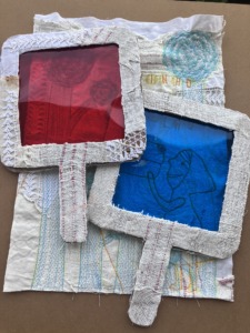 Roupas usadas não estão acabadas: capa do livro final em tamanho A3, com os dois filtros para revelar/esconder pormenores do livro.